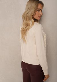Renee - Jasnobeżowy Sweter z Wiskozą Ozdobiony Aplikacjami z Siateczki Harilia. Okazja: na co dzień. Kolor: beżowy. Materiał: wiskoza. Wzór: aplikacja. Styl: klasyczny, elegancki, casual