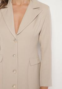 Born2be - Beżowa Taliowana Sukienka z Wiskozą o Jednorzędowym Marynarkowym Kroju Bonigala. Typ kołnierza: dekolt w serek. Kolor: beżowy. Materiał: wiskoza. Styl: klasyczny, elegancki #5