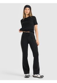 4f - 4F Spodnie dresowe z rozszerzanymi nogawkami damskie - czarne XS. Okazja: na co dzień, na spacer. Stan: podwyższony. Kolor: czarny. Materiał: dresówka. Styl: casual. Sport: turystyka piesza #1