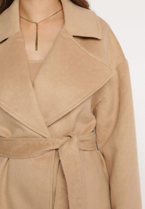 Born2be - Beżowy Klasyczny Płaszcz z Paskiem w Talii Elwari. Kolor: beżowy. Materiał: skóra. Styl: klasyczny