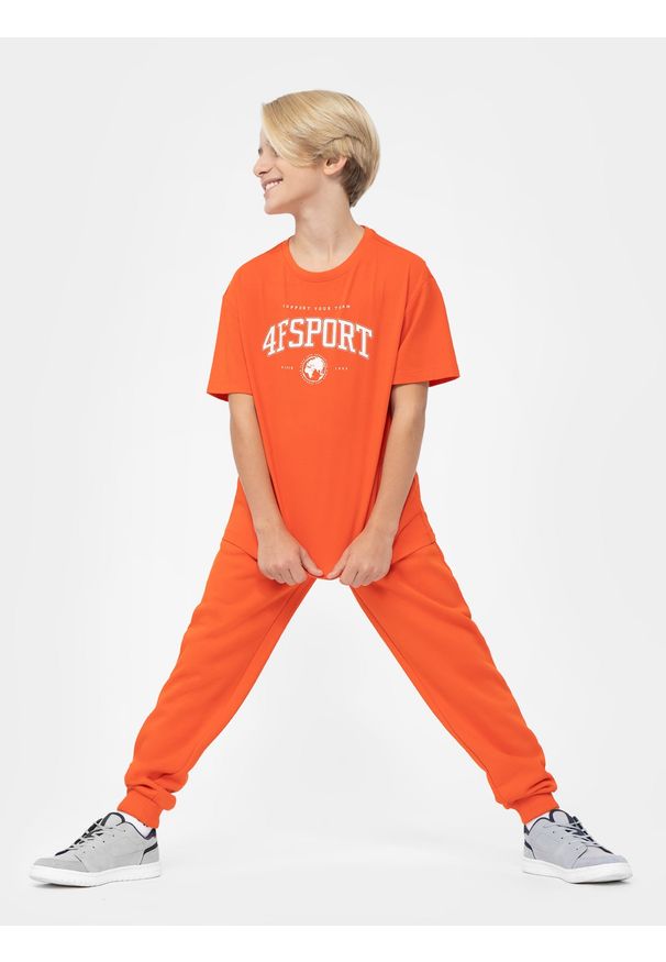 4F JUNIOR - Spodnie dresowe joggery chłopięce. Okazja: na co dzień. Kolor: pomarańczowy. Materiał: dresówka. Styl: casual
