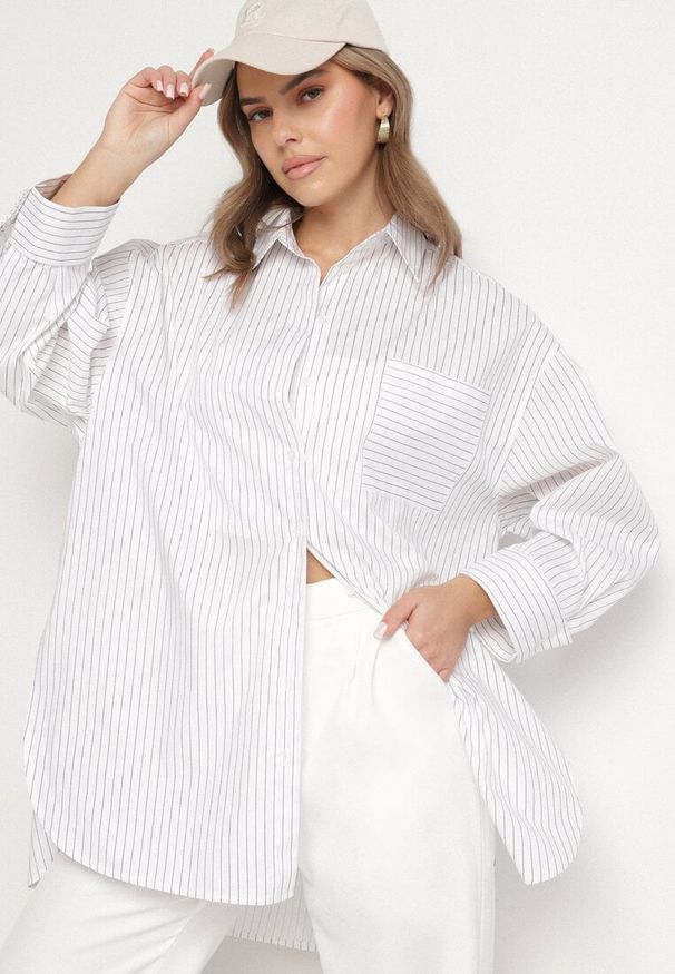 Born2be - Biała Koszula z Bawełny w Paski Ozdobiona Kieszenią Halonila. Okazja: na co dzień. Typ kołnierza: kołnierzyk klasyczny. Kolor: biały. Materiał: bawełna. Wzór: aplikacja, paski. Styl: casual, elegancki, klasyczny