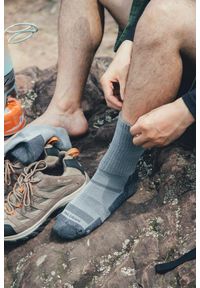 NA GIEAN - Skarpety Trekkingowe Na Giean Enhanced Medium Weight Crew Grey. Kolor: szary. Materiał: wełna. Sport: turystyka piesza