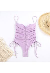 Intica - Jednoczęściowy strój kąpielowy bodycon z regulowanymi ramiączkami Raimonda. Kolor: fioletowy. Materiał: tkanina #1