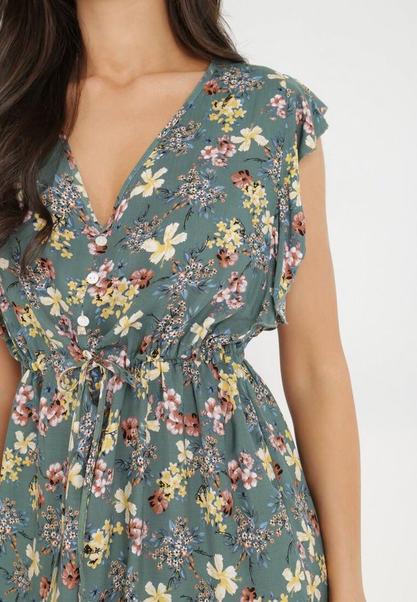 Born2be - Zielona Sukienka z Wiskozy Actamia. Okazja: na co dzień. Typ kołnierza: kokarda, kołnierz z falbankami. Kolor: zielony. Materiał: wiskoza. Wzór: kwiaty. Typ sukienki: proste. Styl: casual. Długość: mini