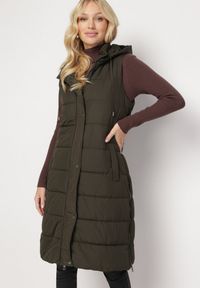 Born2be - Ciemnozielona Długa Kamizelka Bezrękawnik z Klasycznym Pikowaniem i Kapturem Shin. Typ kołnierza: golf. Kolor: zielony. Materiał: dzianina, jeans. Długość rękawa: bez rękawów. Długość: długie. Styl: klasyczny #1