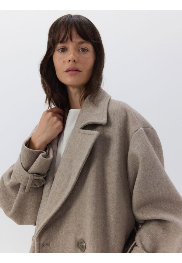 Reserved - Dwurzędowy płaszcz z wełną - brązowy. Kolor: brązowy. Materiał: wełna