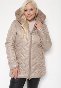 Born2be - Ciemnobeżowa Pikowana Kurtka z Kapturem Ocieplana Futerkiem Lealinea. Okazja: na co dzień. Typ kołnierza: kaptur. Kolekcja: plus size. Kolor: beżowy. Materiał: futro. Długość: długie. Styl: casual #1