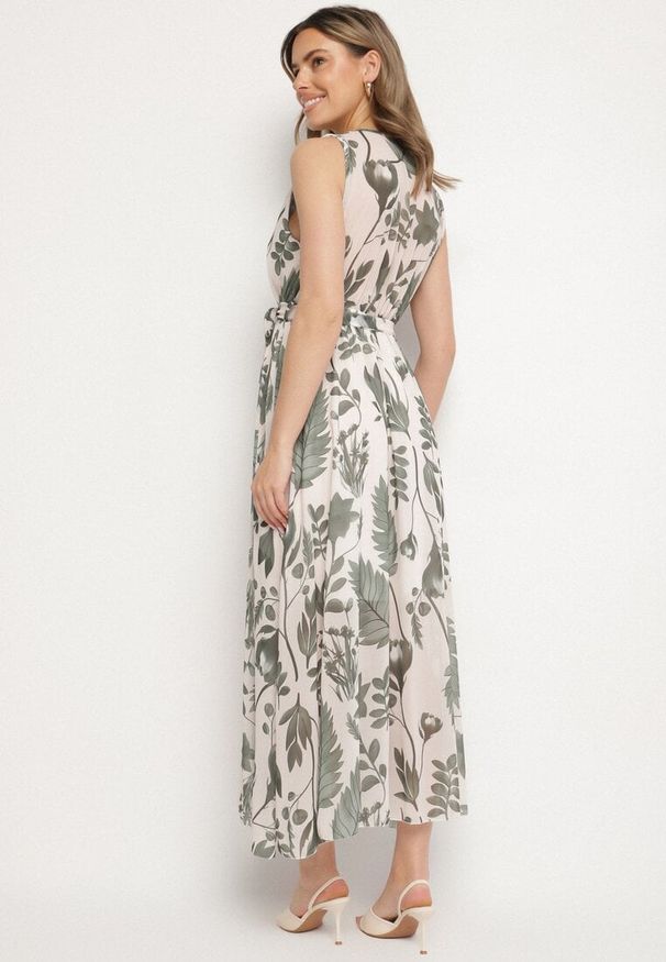 Born2be - Zielona Kopertowa Sukienka z Wiskozą z Wiązanym Paskiem Nativire. Okazja: na co dzień. Typ kołnierza: dekolt w serek. Kolor: zielony. Materiał: wiskoza. Typ sukienki: kopertowe. Styl: casual, elegancki, klasyczny