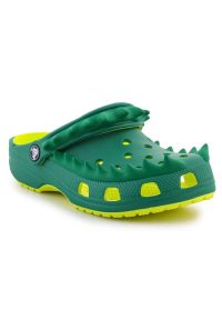 Klapki Crocs Classic Spikes Clog T 210010-76U zielone. Okazja: na co dzień, na uczelnię. Nosek buta: otwarty. Kolor: zielony. Materiał: materiał. Styl: casual