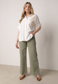 Born2be - Biała Wiszkowa Koszula Nietoperzowa z Regulowanymi Rękawami i Haftem Maryrenna. Okazja: na co dzień. Typ kołnierza: kołnierzyk klasyczny. Kolekcja: plus size. Kolor: biały. Materiał: tkanina, materiał. Wzór: haft. Sezon: lato. Styl: casual, klasyczny #8