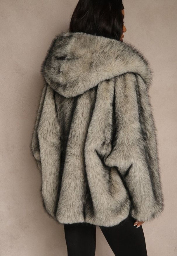 Renee - Szara Oversizowa Kurtka Futerko z Kapturem Venelle. Okazja: na imprezę. Typ kołnierza: kaptur. Kolor: szary. Materiał: futro. Styl: klasyczny