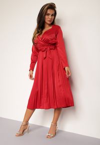 Renee - Bordowa Sukienka Thesamna. Kolor: czerwony. Materiał: materiał, satyna. Długość rękawa: długi rękaw. Typ sukienki: kopertowe. Styl: wizytowy. Długość: midi #3