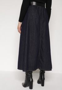 Born2be - Granatowa Jeansowa Spódnica Midi z Paskiem Suera. Okazja: na co dzień, do pracy, na spotkanie biznesowe. Kolor: niebieski. Materiał: jeans. Styl: biznesowy, casual #7