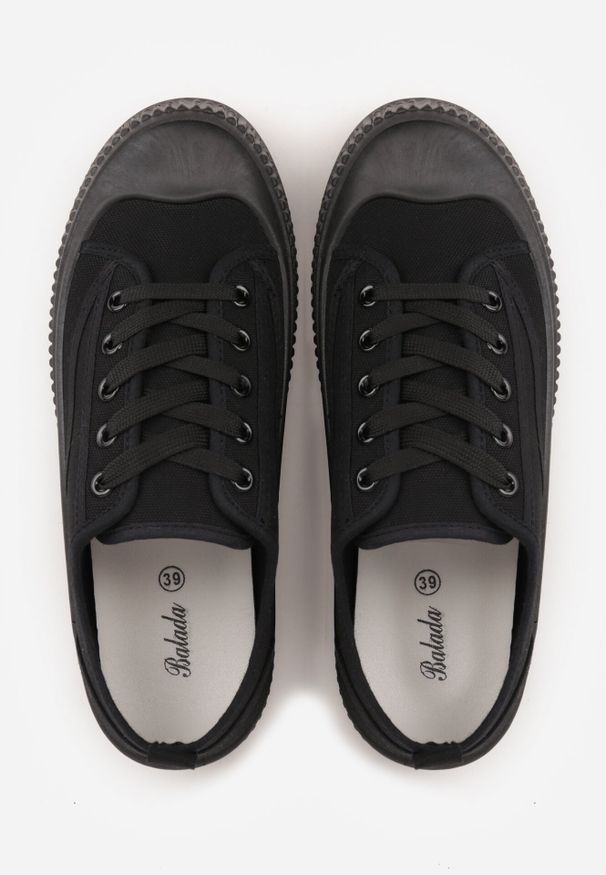 Born2be - Czarne Basicowe Trampki z Podeszwą ze Żłobieniami Laurinatea. Okazja: na co dzień. Kolor: czarny. Materiał: jeans. Styl: elegancki, klasyczny, casual