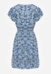 Renee - Niebieska Sukienka z Bawełny w Drobne Kwiaty z Kopertowym Dekoltem i Gumką w Talii Calnea. Okazja: na spacer, na co dzień, na randkę. Typ kołnierza: dekolt kopertowy. Kolor: niebieski. Materiał: bawełna. Długość rękawa: krótki rękaw. Wzór: kwiaty. Typ sukienki: kopertowe. Styl: elegancki, sportowy, casual #6