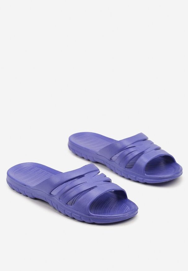 Born2be - Niebieskie Klapki z Pianki Zdobione Wycięciami Neoviria. Okazja: na co dzień, na plażę. Kolor: niebieski. Wzór: aplikacja. Styl: casual, klasyczny, wakacyjny