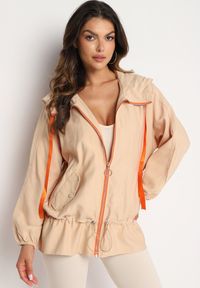 Born2be - Ciemnobeżowa Kurtka Jednorzędowa z Bawełną Kapturem i Wstążką Zakończona Ściągaczem Martinis. Okazja: na co dzień. Kolor: beżowy. Materiał: bawełna. Wzór: aplikacja. Styl: klasyczny, casual, elegancki #3