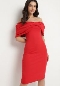 Born2be - Czerwona Taliowana Sukienka Dopasowana z Odsłoniętymi Ramionami i Drapowaniem Palamiria. Okazja: na imprezę, na randkę. Kolor: czerwony #5