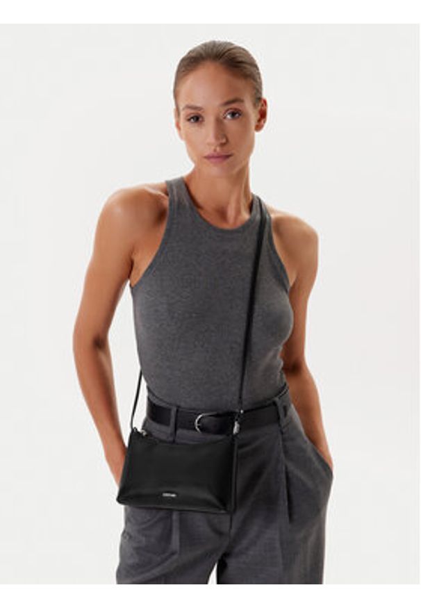 Calvin Klein Torebka Ck Must Conv Logo Jqd Strap Xbod LV04F3095G Czarny. Kolor: czarny. Materiał: skórzane