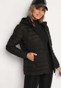 Born2be - Czarna Pikowana Kurtka z Kapturem i Sznurkami Miviana. Okazja: na spacer. Typ kołnierza: kaptur. Kolor: czarny. Materiał: jeans. Długość rękawa: długi rękaw. Długość: długie #2