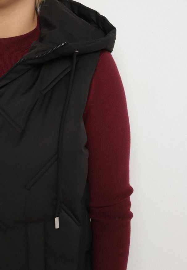 Born2be - Czarna Przejściowa Kamizelka z Pikowanymi Przeszyciami i Kapturem Fesolira. Okazja: na co dzień. Kolekcja: plus size. Kolor: czarny. Materiał: jeans. Styl: casual, sportowy