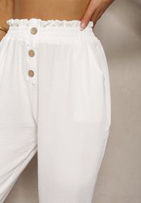 Renee - Białe Spodnie Typu Paper Bag High Waist z Gumką w Talii Salvavia. Stan: podwyższony. Kolor: biały. Materiał: tkanina. Sezon: lato