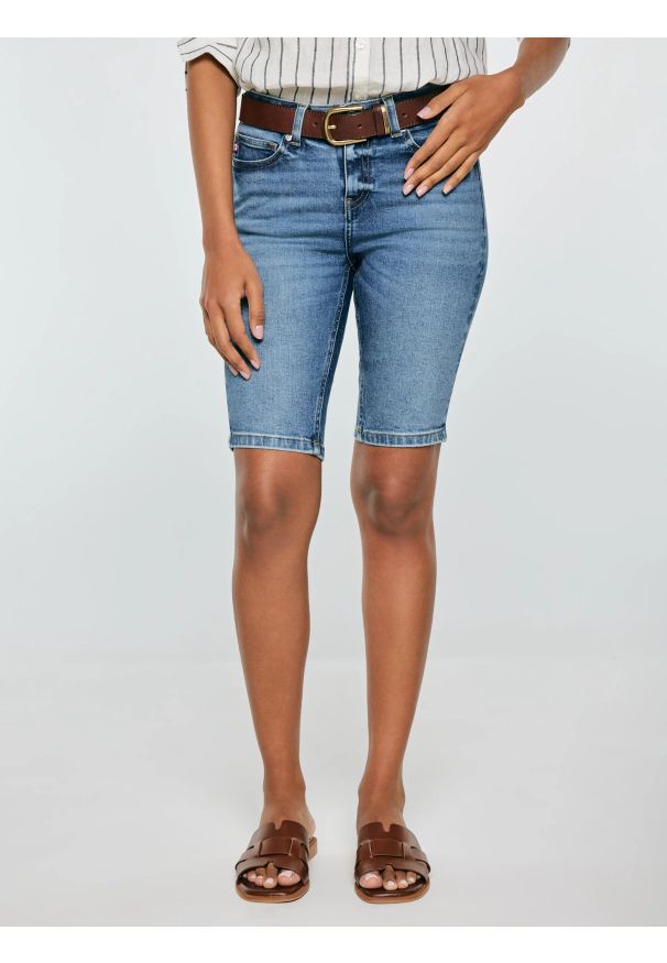 Big-Star - Szorty damskie jeansowe niebieskie Shira 469. Stan: podwyższony. Kolor: niebieski. Materiał: jeans. Sezon: lato. Styl: klasyczny