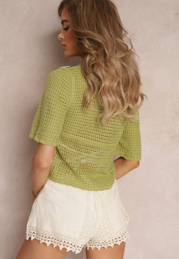 Renee - Zielona Szydełkowa Bluzka z Trójkątnym Dekoltem Sandrea. Kolor: zielony. Długość rękawa: krótki rękaw. Długość: krótkie