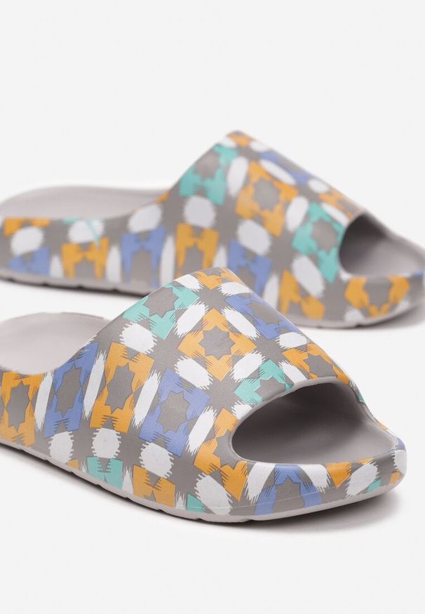 Born2be - Szaro-Pomarańczowe Wsuwane Klapki z Lekkiej Pianki Xinesta. Okazja: na plażę, do domu. Kolor: szary. Obcas: na płaskiej podeszwie. Styl: sportowy