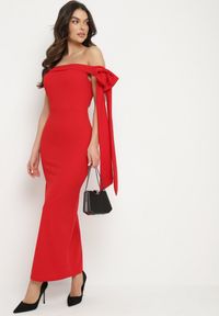 Born2be - Czerwona Koktajlowa Taliowana Sukienka Ozdobiona Kokardą Emallle. Typ kołnierza: kokarda. Kolor: czerwony. Wzór: aplikacja. Typ sukienki: dopasowane. Styl: wizytowy #3