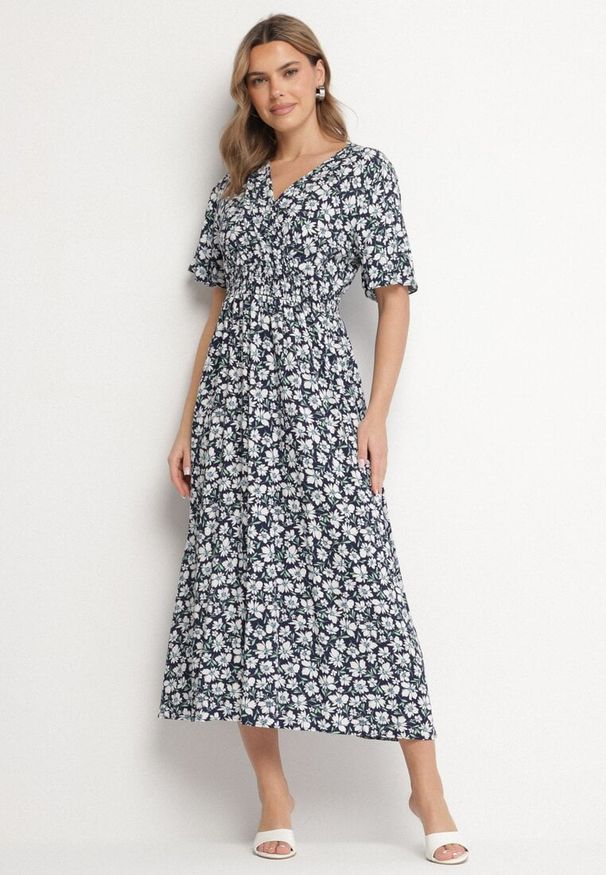Born2be - Granatowa Kopertowa Sukienka w Kwiatowy Wzór o Rozkloszowanym Kroju Valriz. Okazja: na randkę, na co dzień, na spotkanie biznesowe. Typ kołnierza: dekolt w serek. Kolor: niebieski. Długość rękawa: krótki rękaw. Wzór: kwiaty. Typ sukienki: kopertowe. Styl: klasyczny, casual, elegancki, biznesowy