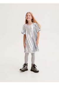 Reserved - Cekinowa sukienka - jasnoszary. Kolor: szary. Materiał: dzianina