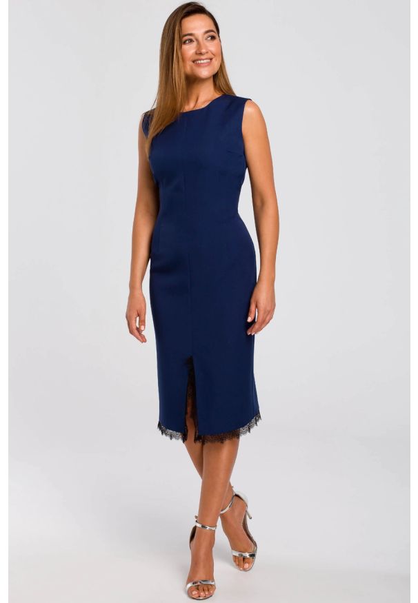 Sukienki.shop - Elegancka sukienka ołówkowa z rozcięciem i koronką granatowa. Okazja: na randkę, na spotkanie biznesowe, na ślub cywilny, do pracy, na wesele, na imprezę. Kolor: niebieski. Materiał: koronka. Długość rękawa: bez rękawów. Wzór: koronka. Typ sukienki: ołówkowe. Styl: elegancki. Długość: midi