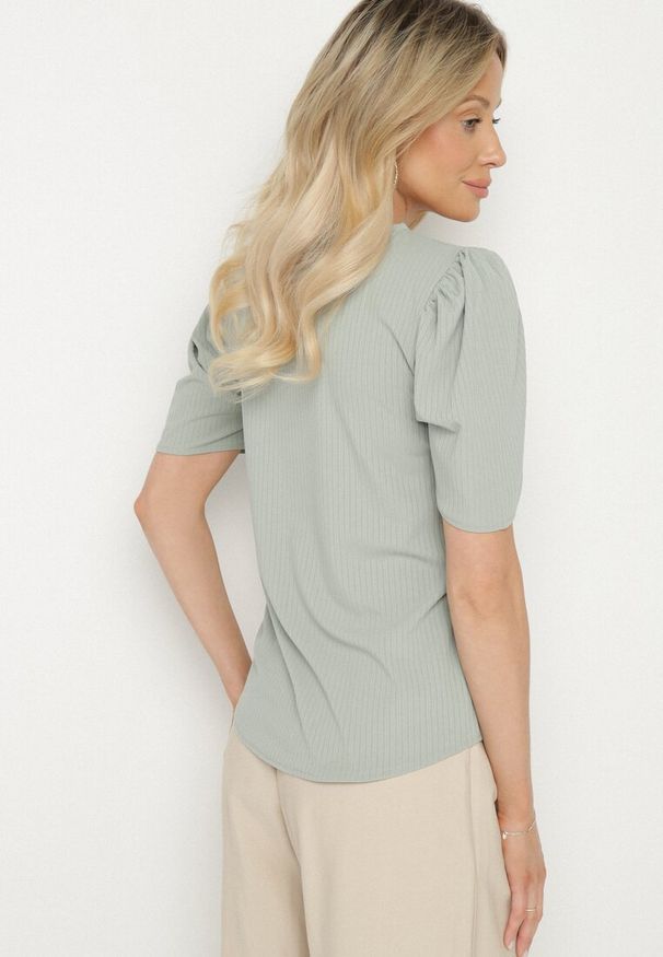 Born2be - Zielony Prążkowany T-shirt z Zakładkami przy Rękawach Kolanovia. Okazja: na co dzień. Kolor: zielony. Materiał: prążkowany. Styl: casual