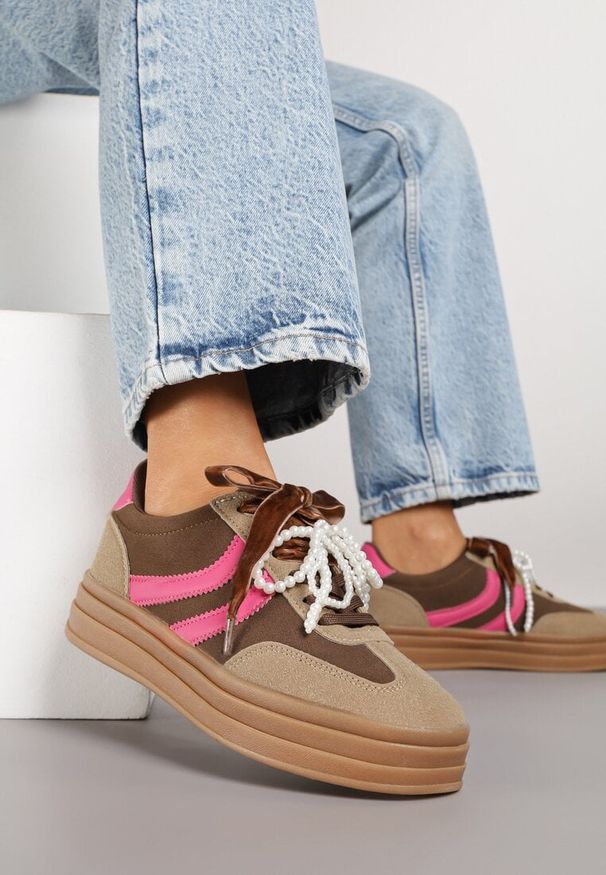 Renee - Brązowe Sneakersy Tenisówki na Tłoczonej Platformie Ozdobione Perłami Ashinne. Okazja: na co dzień. Kolor: brązowy. Wzór: aplikacja. Obcas: na platformie