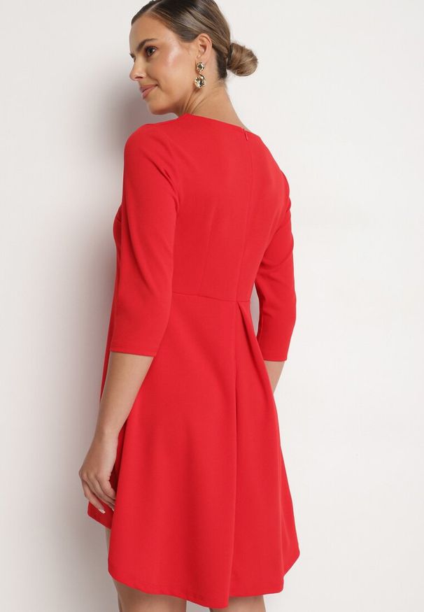 Born2be - Czerwona Trapezowa Sukienka z Dłuższym Tyłem Gemirina. Okazja: na co dzień. Kolor: czerwony. Typ sukienki: trapezowe. Styl: casual