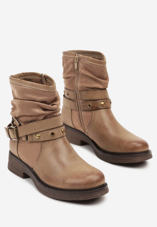 Born2be - Ciemnobeżowe Marszczone Botki Bikery z Paskami i Metalicznymi Klamrami Lirrive. Okazja: na co dzień. Zapięcie: klamry. Kolor: beżowy. Materiał: jeans. Styl: casual, elegancki, klasyczny