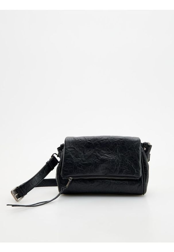 Reserved - Torebka crossbody z marszczeniami - czarny. Kolor: czarny. Materiał: skórzane. Styl: klasyczny