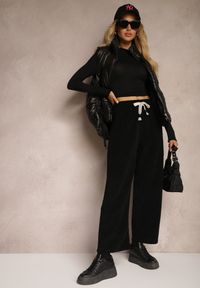 Renee - Czarne Spodnie Dresowe Prążkowane o Szerokim Kroju High Waist Iriallia. Okazja: na co dzień. Stan: podwyższony. Kolor: czarny. Materiał: dresówka, prążkowany. Styl: elegancki, casual #5