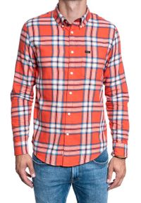 Lee - KOSZULA LEE BUTTON DOWN REGULAR LAVA RED L880ZJAF. Okazja: na co dzień. Typ kołnierza: button down. Kolor: czerwony. Długość rękawa: długi rękaw. Długość: długie. Styl: casual