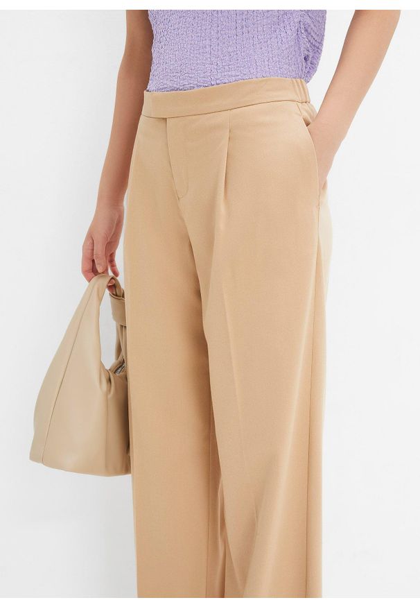 bonprix - Spodnie z zakładkami z wygodnym pasem. Kolor: beżowy. Materiał: poliester. Styl: elegancki