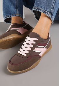Born2be - Brązowe Sneakersy w Stylu Tenisówek Ozdobione Geometrycznym Wzorem Fesilia. Okazja: na co dzień. Kolor: brązowy. Materiał: jeans. Wzór: aplikacja, geometria #5