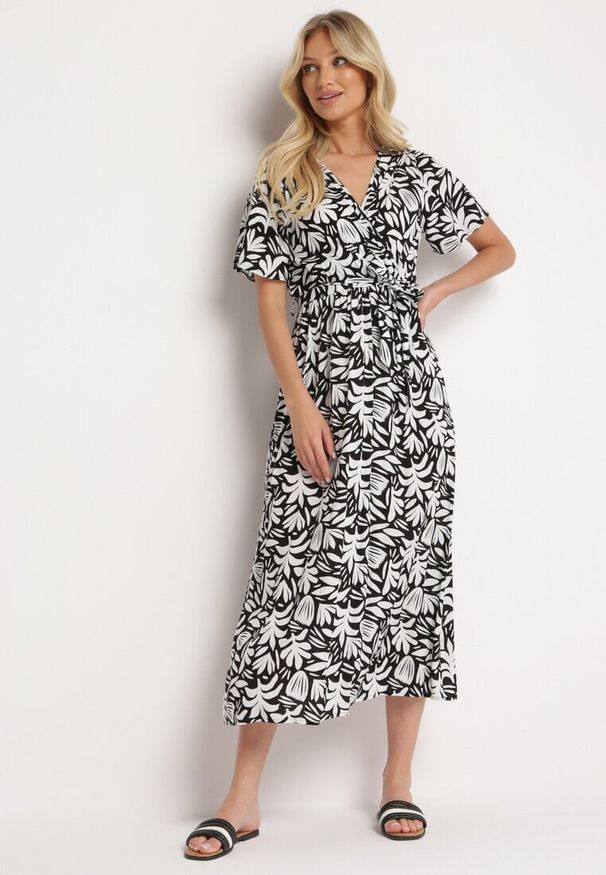 Born2be - Czarno-Biała Kopertowa Sukienka z Wiskozy z Gumką w Pasie i Materiałowym Paskiem Fazemia. Okazja: na co dzień. Kolor: czarny. Materiał: materiał, wiskoza. Długość rękawa: krótki rękaw. Typ sukienki: kopertowe. Styl: casual, elegancki