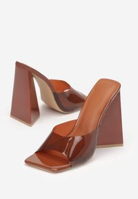 Renee - Brązowe Klapki Aurabelle. Nosek buta: otwarty. Kolor: brązowy. Materiał: materiał, guma. Wzór: geometria. Obcas: na słupku