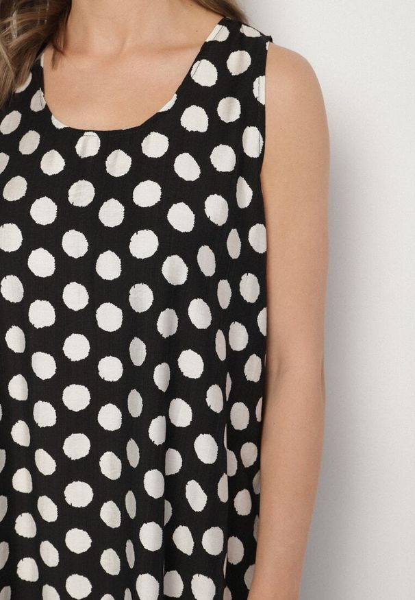 Born2be - Czarno-Biała Sukienka o Pudełkowym Kroju Bez Rękawów w Kropki Fevasine. Okazja: na co dzień. Kolor: czarny. Długość rękawa: bez rękawów. Wzór: kropki. Styl: casual, elegancki, klasyczny