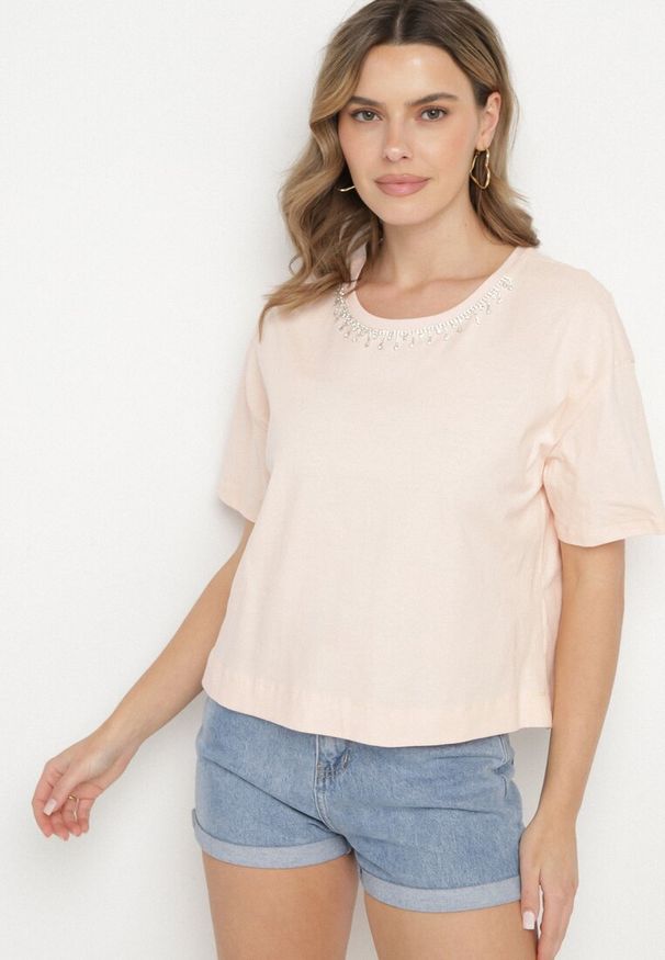 Born2be - Beżowy Bawełniany T-shirt Ozdobiony Cyrkoniami Fadelis. Okazja: na co dzień, na spotkanie biznesowe. Kolor: beżowy. Materiał: bawełna. Wzór: aplikacja. Styl: elegancki, biznesowy, casual