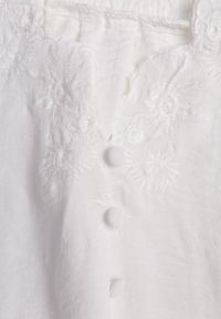 Renee - Biała Bluzka z Haftowanym Dekoltem i Krótkimi Rękawami Junelia. Kolor: biały. Długość rękawa: krótki rękaw. Długość: krótkie. Wzór: haft. Sezon: wiosna, lato #7