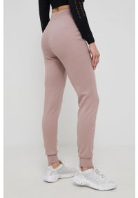 Guess Spodnie bawełniane damskie kolor różowy z nadrukiem. Kolor: różowy. Materiał: bawełna. Wzór: nadruk