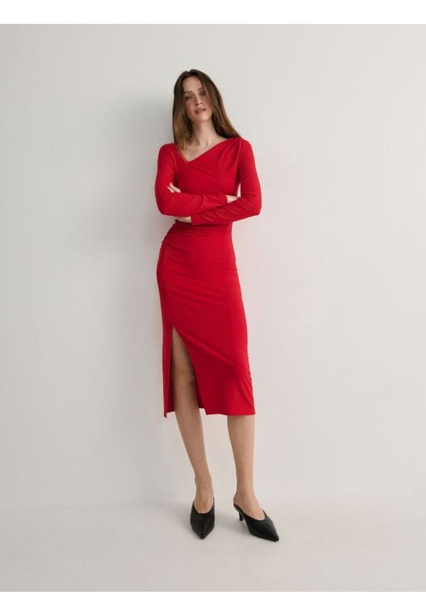 Reserved - Sukienka z asymetrycznym dekoltem - czerwony. Kolor: czerwony. Materiał: dzianina, wiskoza. Wzór: gładki. Typ sukienki: asymetryczne